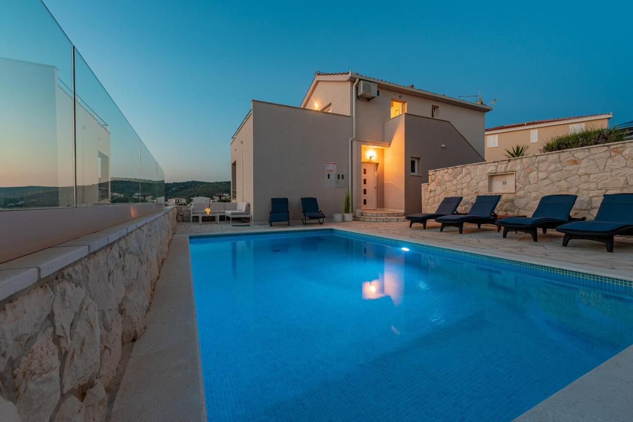 Villa Mona Apartments ราชานิ ภายนอก รูปภาพ